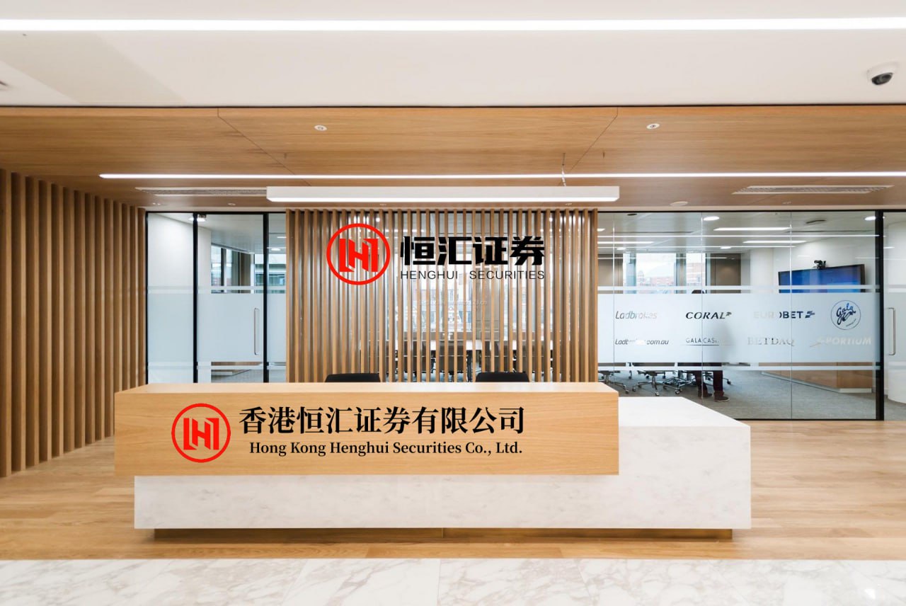 好易配资平台 李亚鹏获奖炸锅，20年深耕唇腭裂救助11000名儿童，如今让质疑者闭嘴
